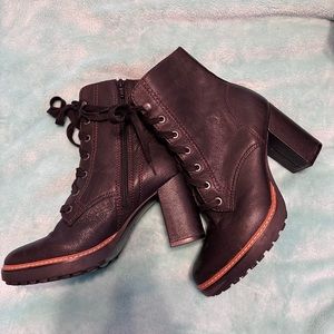 Heeled leather boots